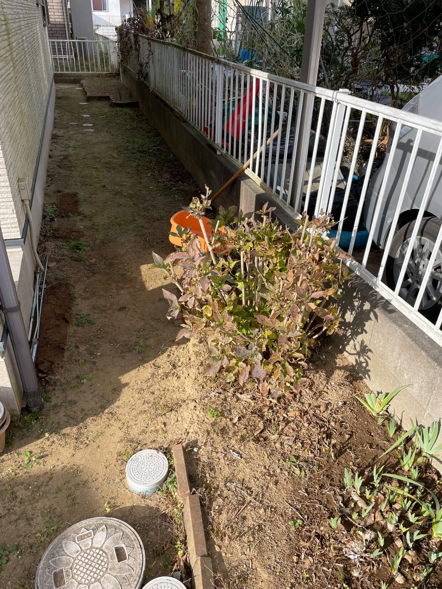 防草シート施工と砂利敷き