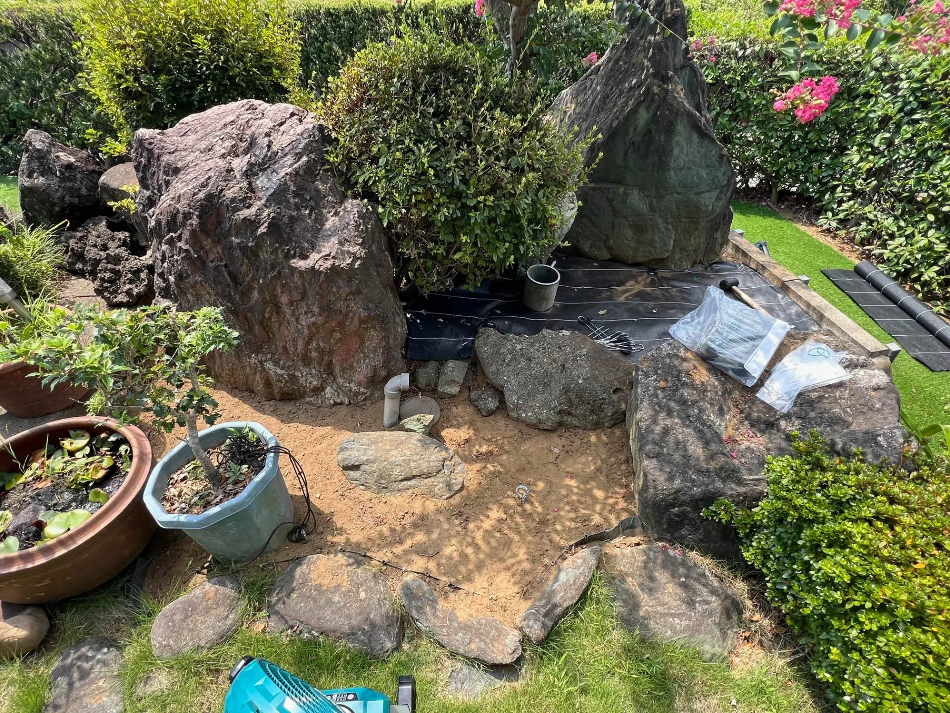 防草シートと人工芝張り依頼です